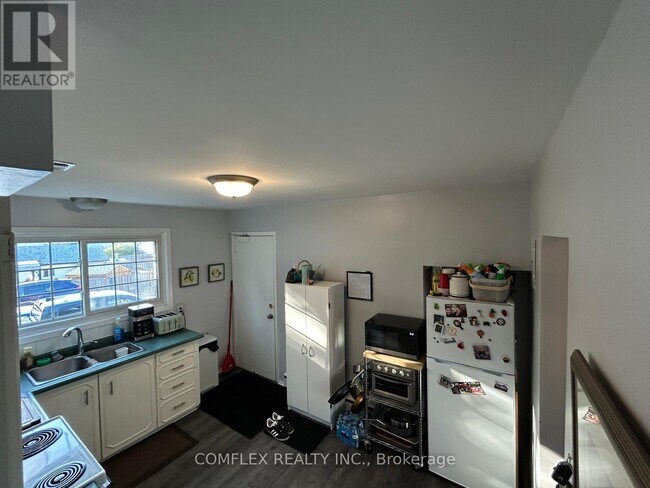 Building Photo - 334 Surrey Dr