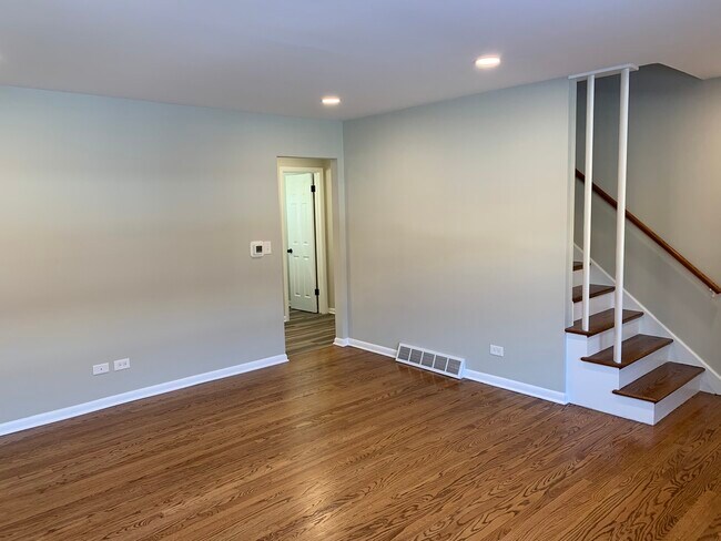 Building Photo - 180 E Northwest Hwy