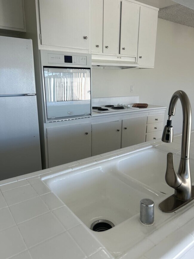 Foto del edificio - *FIRST MONTH FREE WHEN APPLICATION IS SUBMITTED THE SAME DAY OF TOUR* Bright 1 Bed / 1 Bath with ...