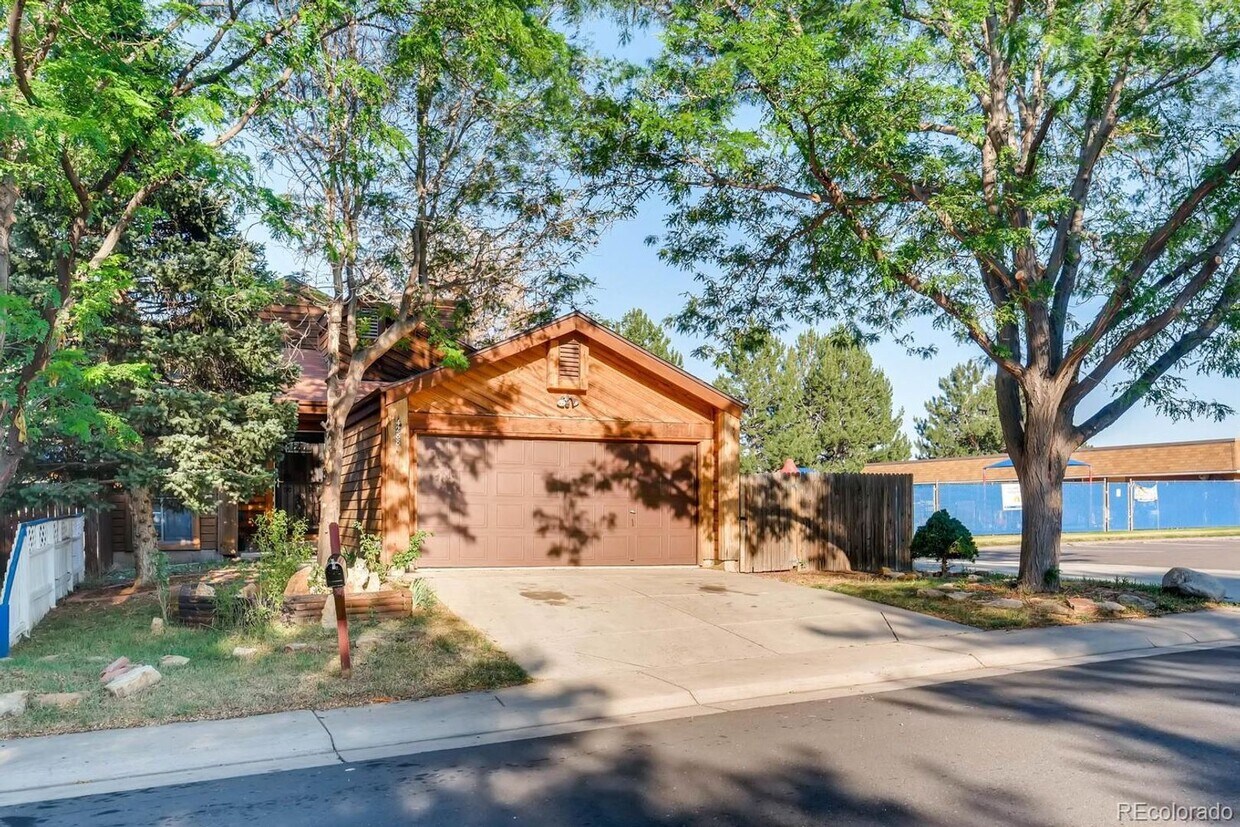 Foto principal - 5 bedroom Home in Cherry Creek School Dist...