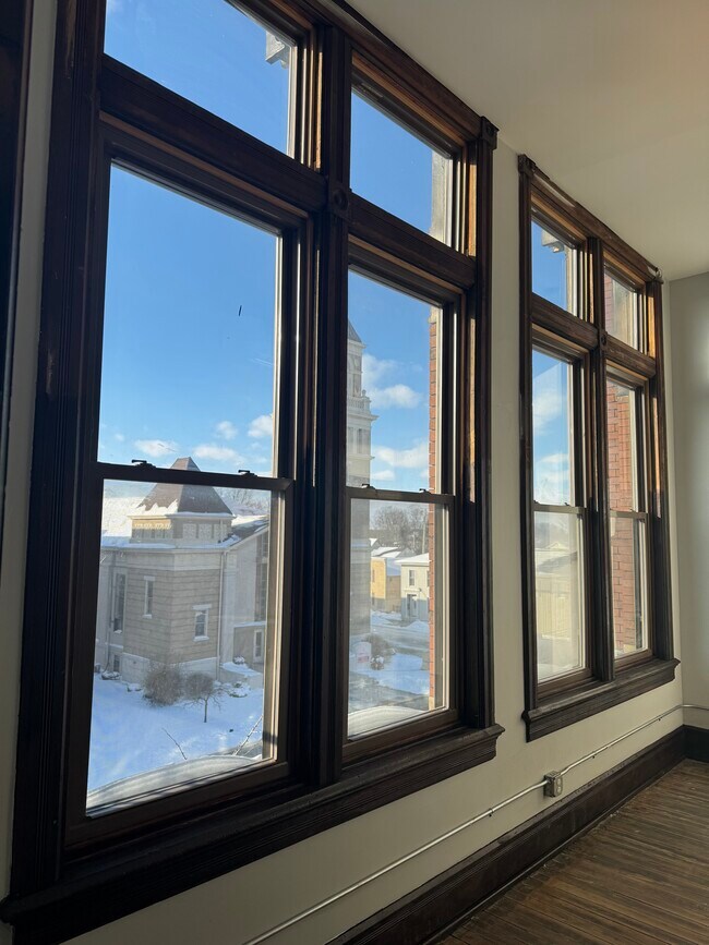 Foto del edificio - 219 N Main St