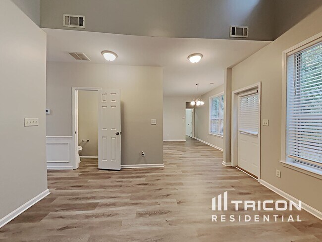 Building Photo - 2752 Lakeside Dr SW