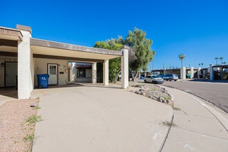 Building Photo - 2724 S Azalea Dr