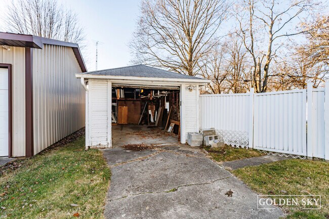 Building Photo - 1201 S Luick Ave