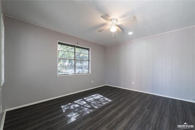 Building Photo - 1001 Esperanza St