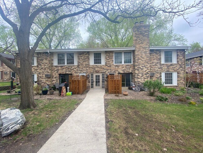 Foto del edificio - 4572 Cedar Lake Rd S