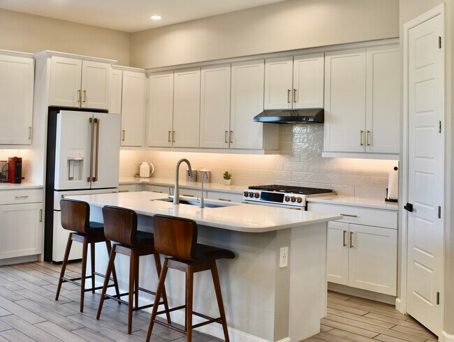 Foto del edificio - 4864 E Village Dr