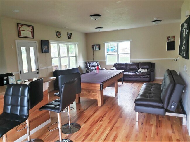 Spacious living room - 534 S Gault St