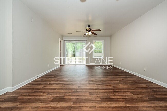 Building Photo - REDUCED!