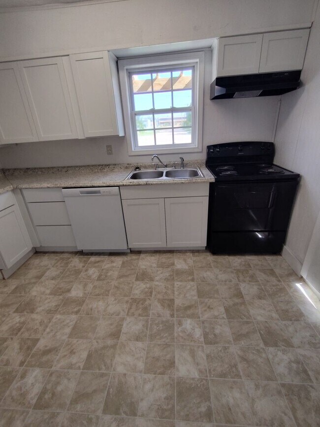Building Photo - Adorable 2 bedroom 1 bath home