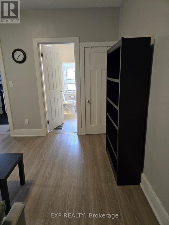 Building Photo - 72 Victoria Ave S