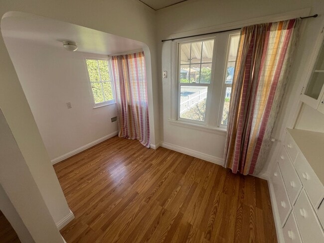 Building Photo - Charming 2 bed 1 bath cottage home with ga...