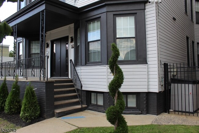 Building Photo - 298 Highland Ave