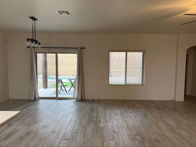 Foto del edificio - Spool home corner lot in the Foothills