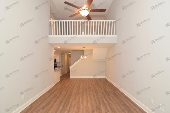Foto del edificio - Like new 3 bed/3 bath single-family home f...