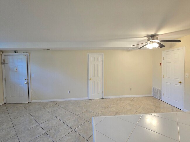 Foto del edificio - Updated and spacious garden (ground) floor apartment with 2-bedrooms & 1 full bathroom