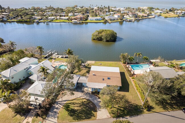 Building Photo - 1350 Bayshore Dr