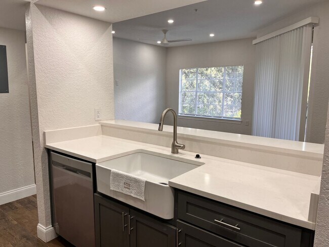 Foto del edificio - 1 bed 1 bath condo in a gated community!