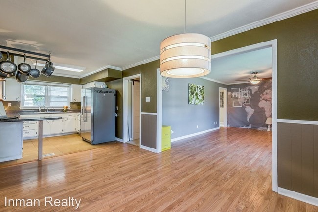 Building Photo - 2 br, 1 bath House - 2402 Ridgecrest Dr