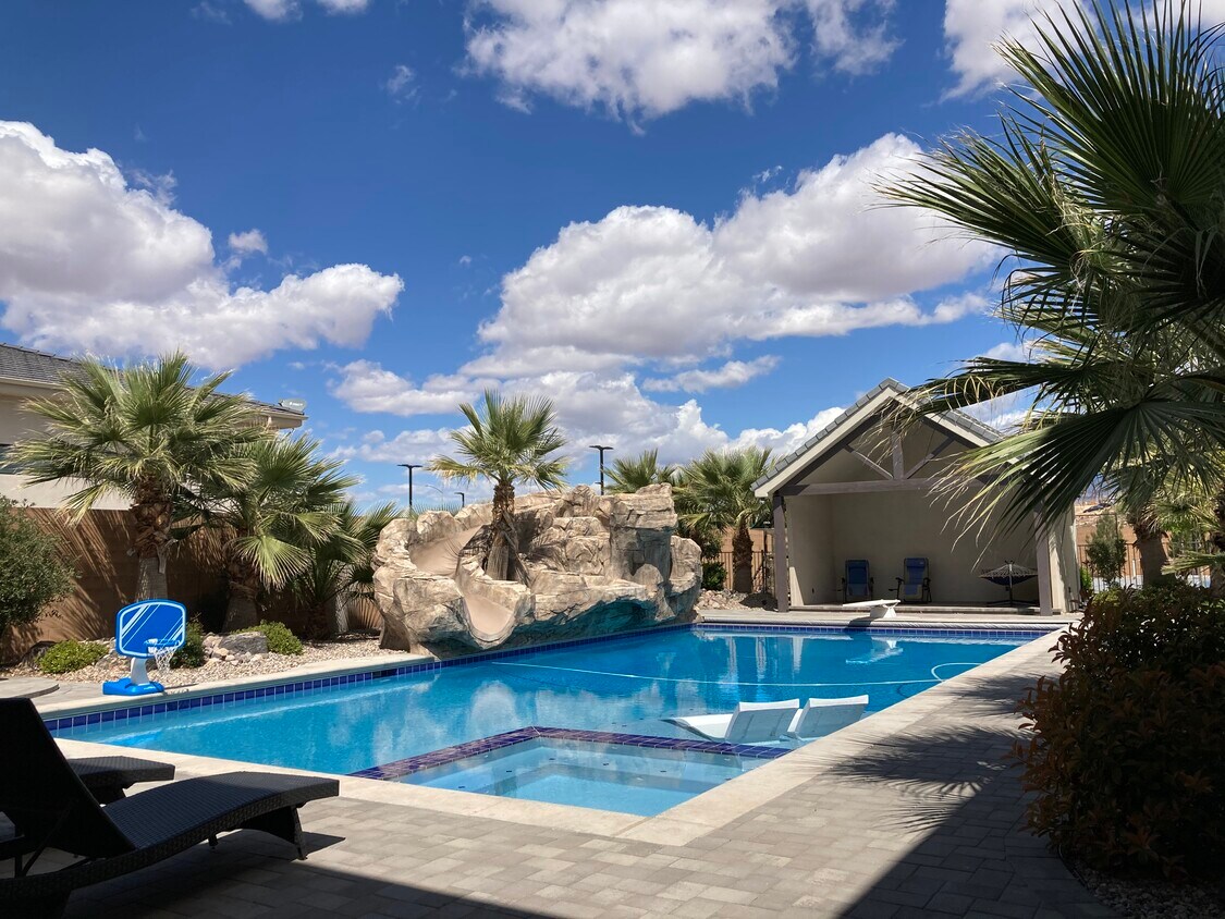 Foto principal - 355 E Chateau Meadows Cir
