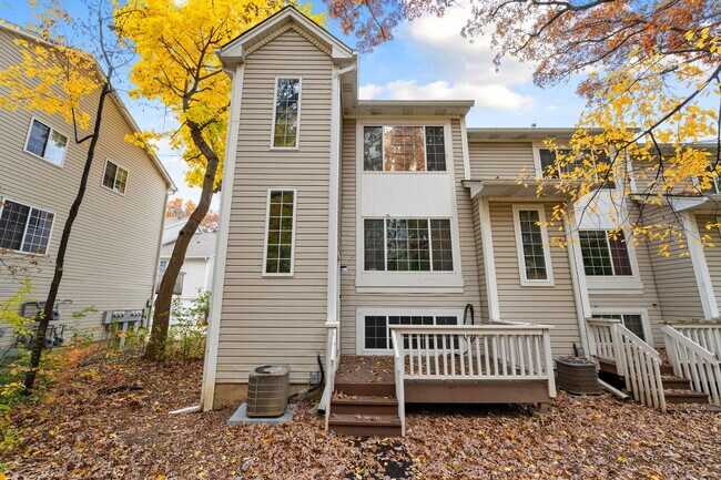 Foto del edificio - 321 W Whispering Oaks Ln