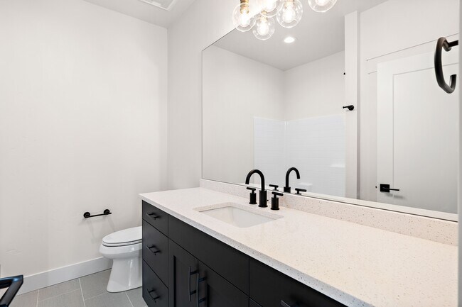 Building Photo - 2440 W Iron Coop St