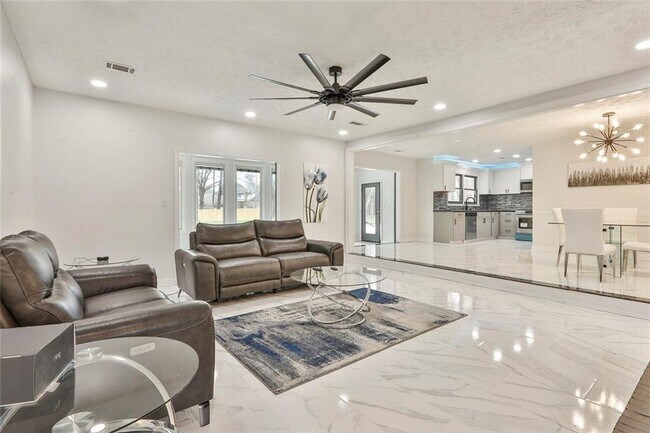 Foto del edificio - 558 Kenwood Rd