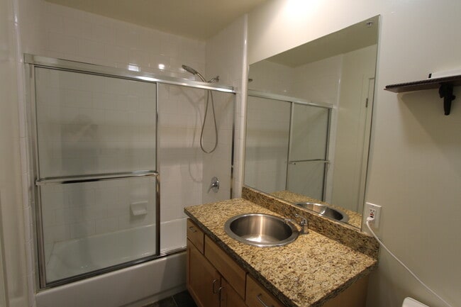 Building Photo - EPIC REA: Spacious Live/Work  Loft in SOMA with Rooftop Views