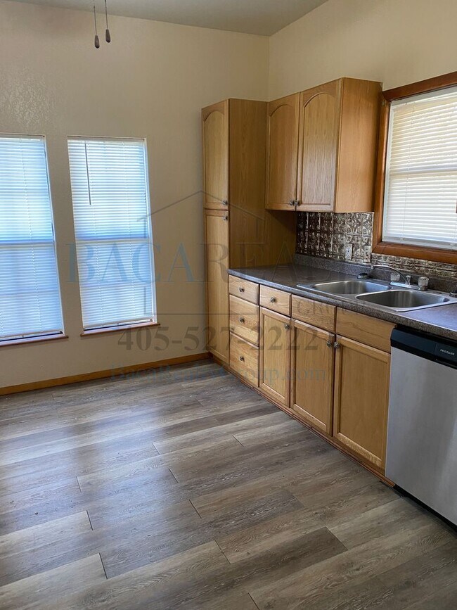 Building Photo - 3BR 1BA house on large lot!