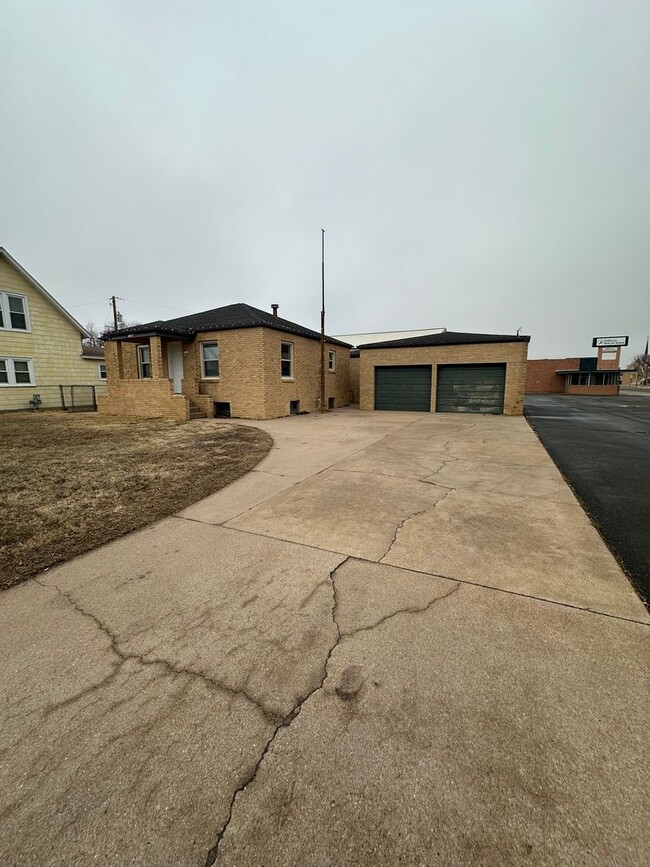 Building Photo - 2 Bedroom, 1 Bath House w/ Basement and Do...