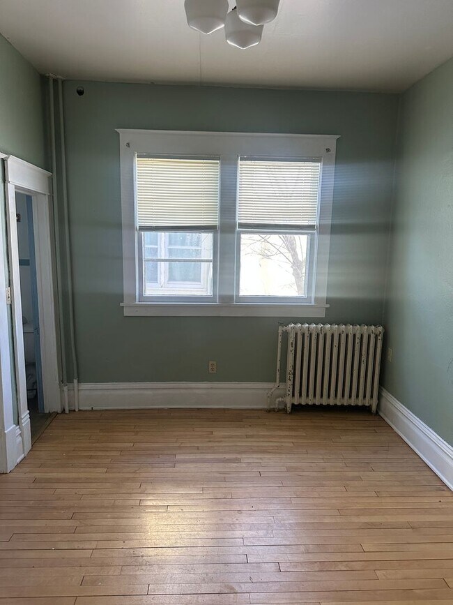 Building Photo - 118 9th St S