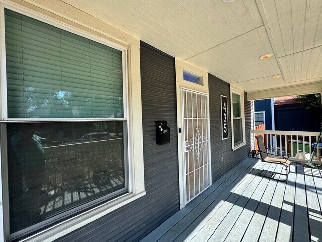 Foto del edificio - Ready For Move In - Beautifully Renovated Cottage Home in South San Antonio - Near Downtown SA