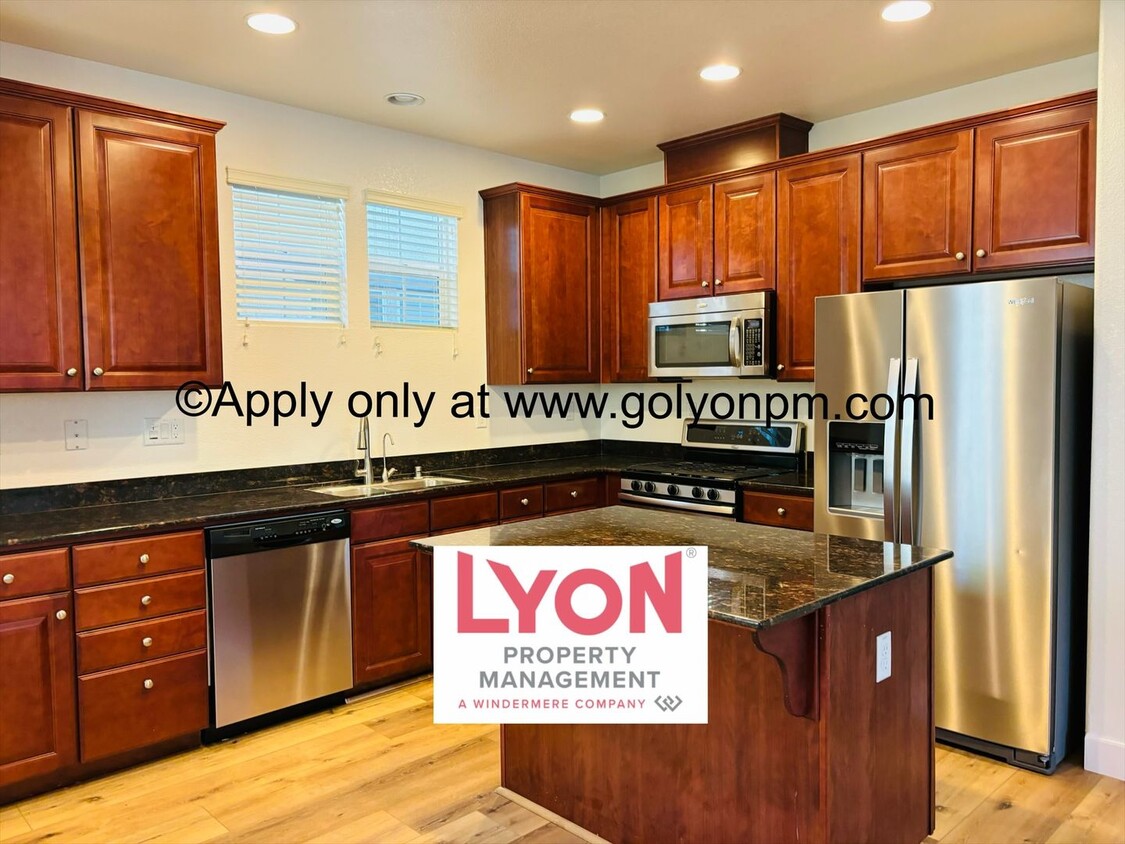 Foto principal - Gorgeous 4 bedroom/3 bat in Desirable Fols...