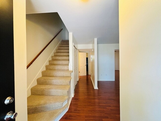 Building Photo - 3 Bedroom, 2 Bath Townhouse