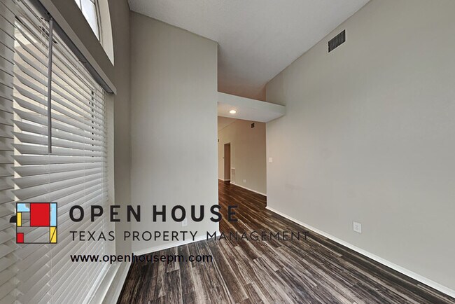 Building Photo - 2717 Salado Trl, Fort Worth