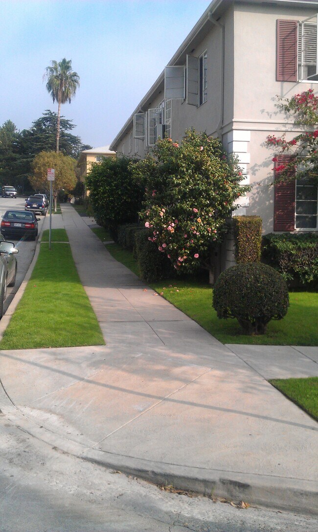 Corner - 2038 N Hoover St