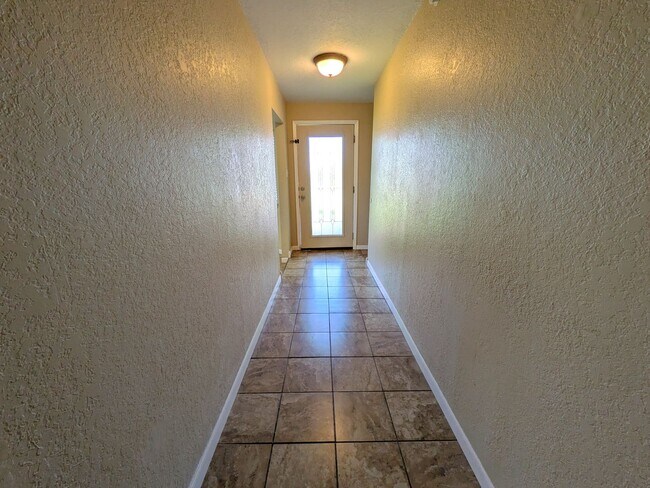 Foto del edificio - 7945 Blue Bonnet St