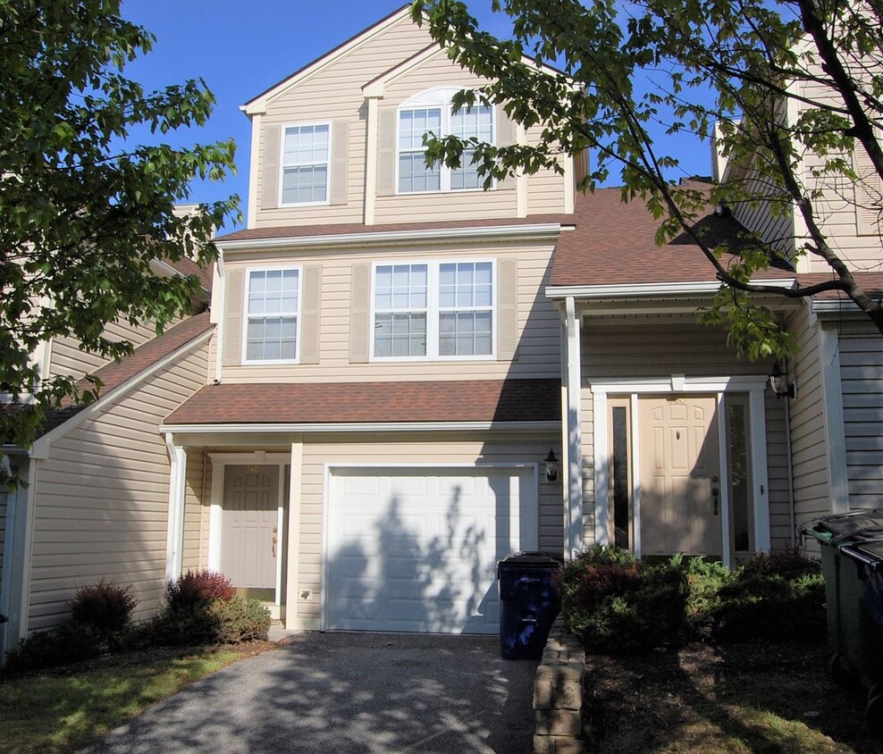 Primary Photo - 340 Huff | Townhouse | 3 Bed 2.5 Bath | Av...