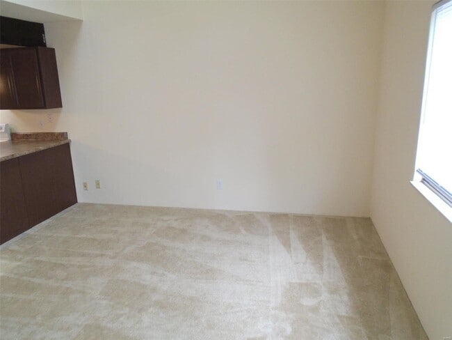 Building Photo - 822 White Oak Dr