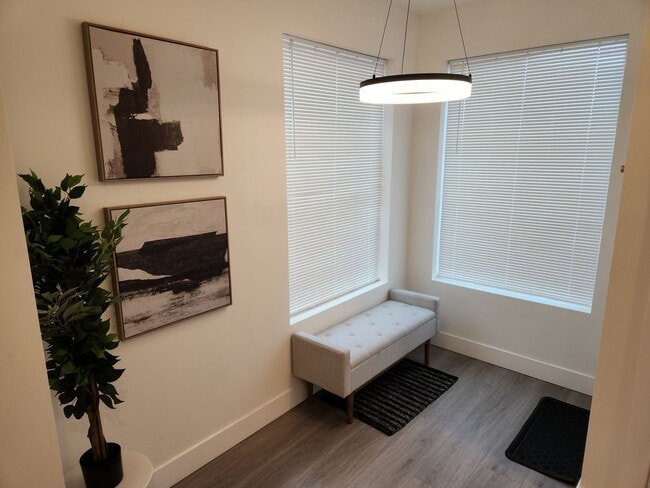 Foto del edificio - BRAND NEW MODERN LIVING!! HUGE 4 Bed 2.5 Bath Duplex with over 2350+ Sq. Feet.