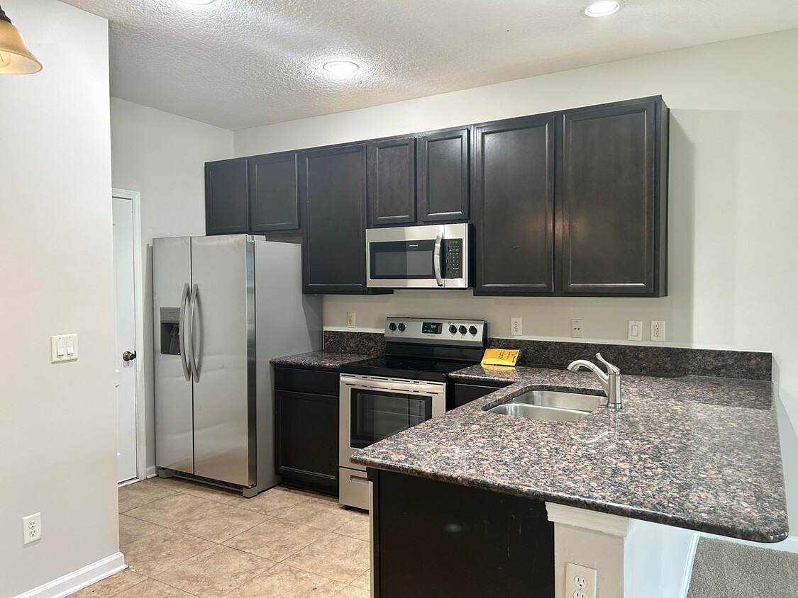 Foto principal - Wonderful 3 bedroom 2.5 bath Townhome in P...