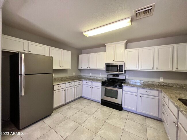 Building Photo - 737 W Ocotillo St