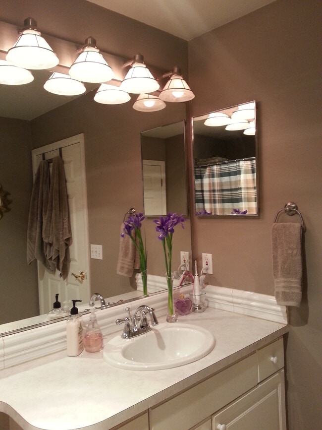 Building Photo - 1417 Queen Anne Ave N