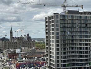 Building Photo - 180 George St