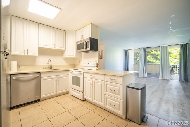 Building Photo - $2,500 /2 Bed /1 Bath / 2 PARKING In beaut...