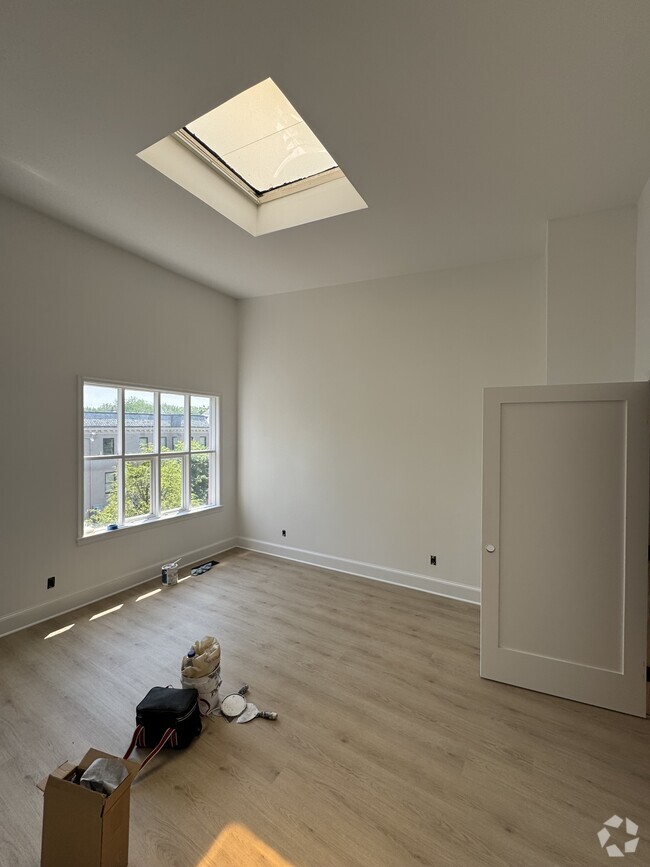 Building Photo - 208 9th St NE