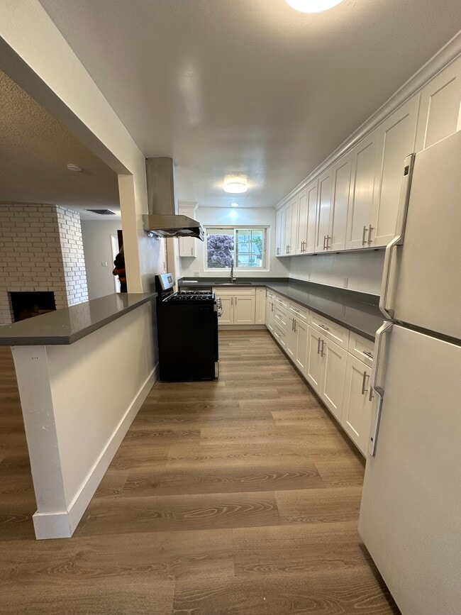 Building Photo - 556 Myrtle Ave