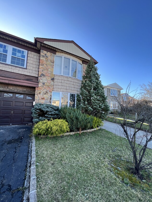 Primary Photo - 127 Steinway Ave