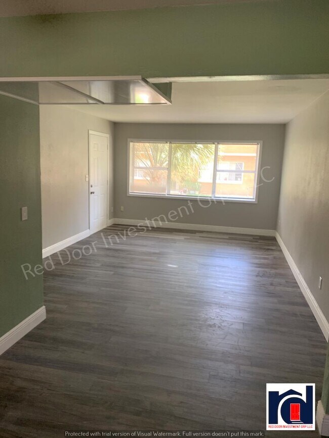 Building Photo - 320 W Howry Ave