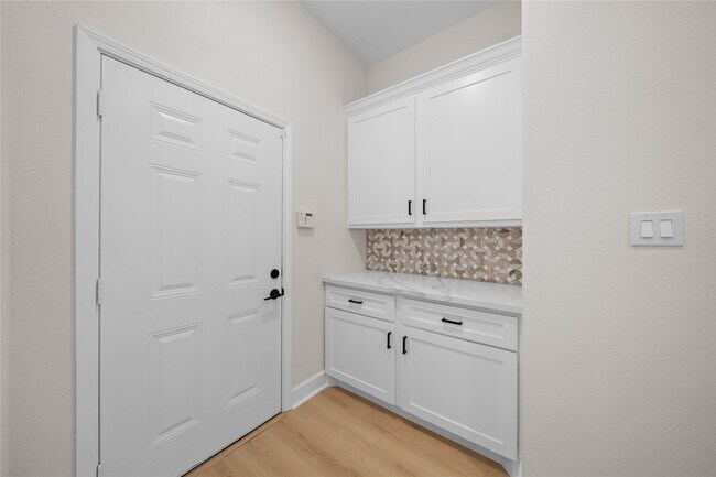 Building Photo - 1411 Bayou St